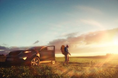 acımasız adam sırt çantası, zam, Aktif istirahat kavramı ile. Adamla gün batımında dağcılık için donatım