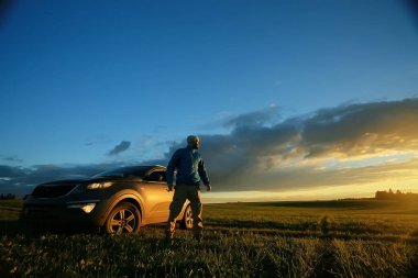 acımasız adam sırt çantası, zam, Aktif istirahat kavramı ile. Adamla gün batımında dağcılık için donatım