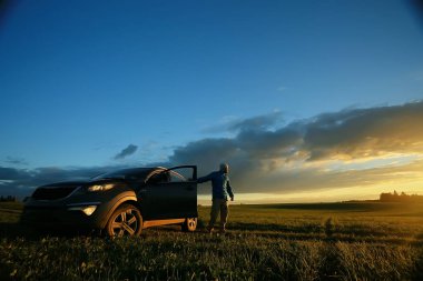 gün batımı, zam, Aktif istirahat kavramı, yeşil çim üzerinde sırt çantası ile acımasız adam