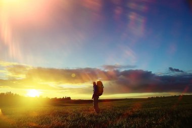 acımasız adam sırt çantası, zam, Aktif istirahat kavramı ile. Adamla gün batımında dağcılık için donatım