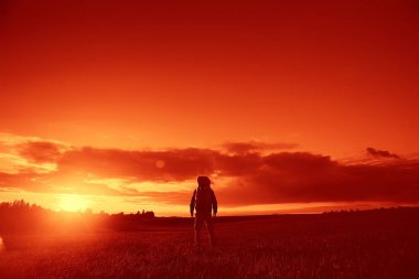 acımasız adam sırt çantası, zam, Aktif istirahat kavramı ile. Adamla gün batımında dağcılık için donatım