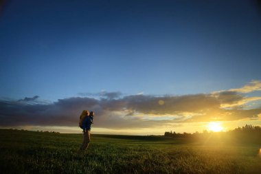 acımasız adam sırt çantası, zam, Aktif istirahat kavramı ile. Adamla gün batımında dağcılık için donatım