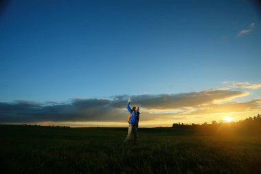 gün batımı, zam, Aktif istirahat kavramı, yeşil çim üzerinde sırt çantası ile acımasız adam