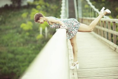 ahşap köprü, rustik tarzı kısa yazlık elbise genç güzel kadın portresi