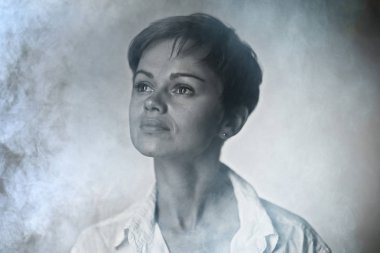 Stüdyo kısa saç kesimi, tatlı olan güzel kadın portresi 