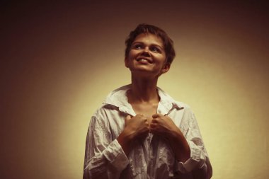 Stüdyo kısa saç kesimi, tatlı olan güzel kadın portresi 