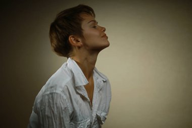 Stüdyo kısa saç kesimi, tatlı olan güzel kadın portresi 