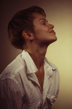 Stüdyo kısa saç kesimi, tatlı olan güzel kadın portresi 