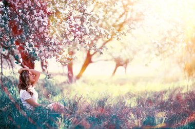 bir bahar çiçek açan Park, elma çiçeği genç güzel kadın portresi