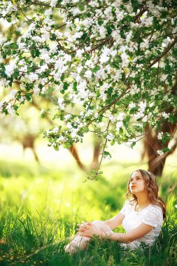 bir bahar çiçek açan Park, elma çiçeği genç güzel kadın portresi