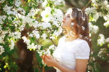 bir bahar çiçek açan Park, elma çiçeği genç güzel kadın portresi