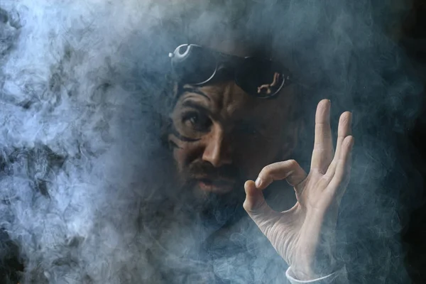 Портрет Жестокого Бородатого Человека Дыму — стоковое фото