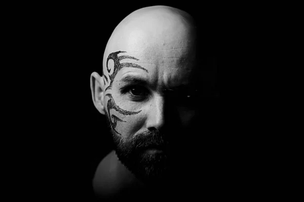 Портрет Жестокого Бородатого Мужчины Татуировкой Лице — стоковое фото
