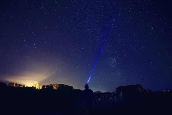 Linterna Vía Láctea Viajero Solitario Brilla Una Linterna Cielo Rayo — Foto de Stock