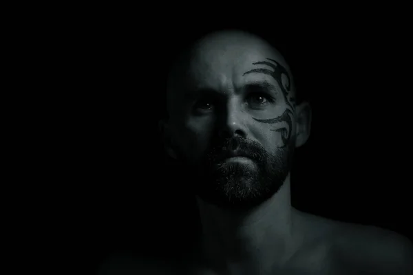 Yüzünde Dövme Ile Acımasız Sakallı Adam Portresi — Stok fotoğraf