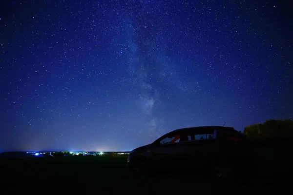 Ночной Пейзаж Звездами Автомобилем Приключение Ночных Пейзажах Млечный Путь Выше — стоковое фото