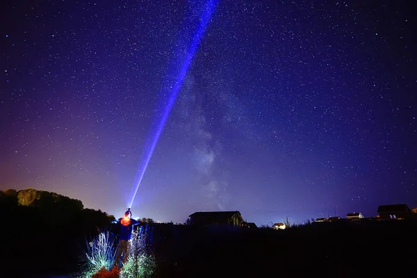 Lanterna Lattea Viaggiatore Solitario Brilla Una Lanterna Nel Cielo Raggio — Foto Stock