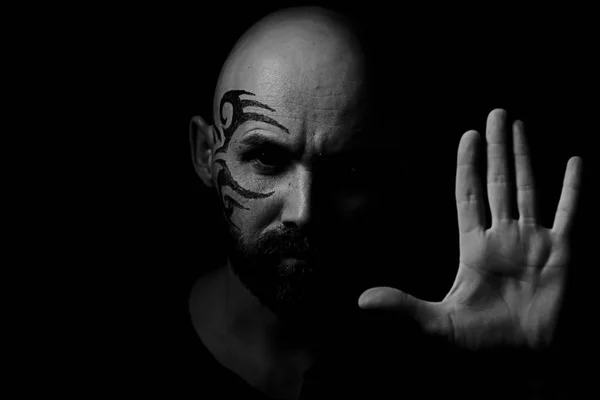 Porträtt Brutala Skäggig Man Med Tatuering Ansikte — Stockfoto