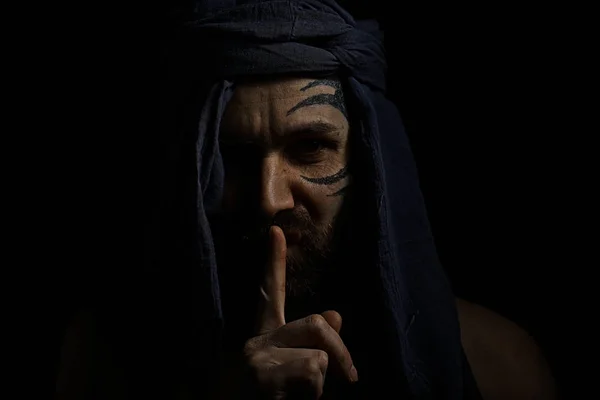 Portret Brutalny Brodaty Mężczyzna Tatuażem Twarz — Zdjęcie stockowe