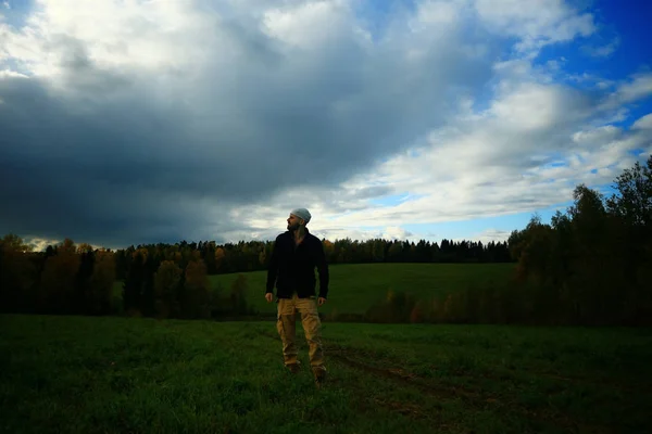 Homme Brutal Avec Sac Dos Sur Pelouse Verte Coucher Soleil — Photo