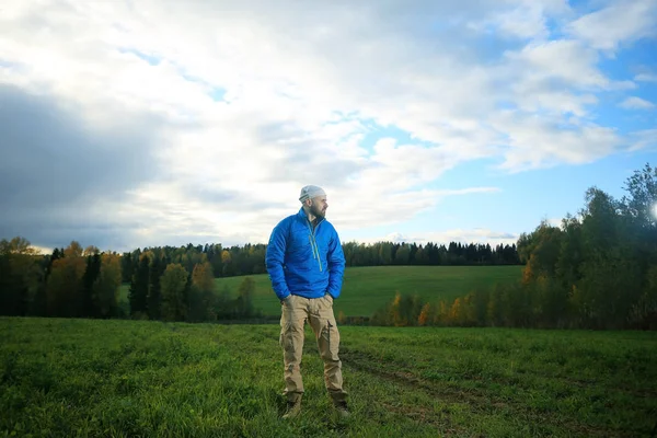 Brutale Man Met Rugzak Groene Gazon Bij Zonsondergang Wandeling Het — Stockfoto