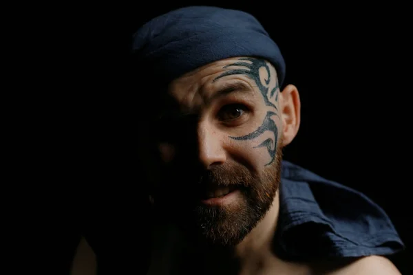 Portrait Homme Barbu Brutal Avec Tatouage Sur Visage — Photo