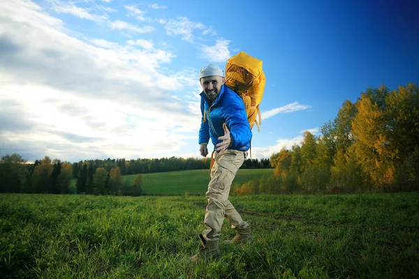 Homem Brutal Com Mochila Turista Caminhada Conceito Recreação Ativa Cara — Fotografia de Stock