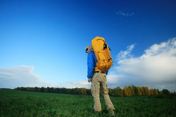 Brutale Man Met Rugzak Toeristische Wandeling Het Concept Van Actieve — Stockfoto