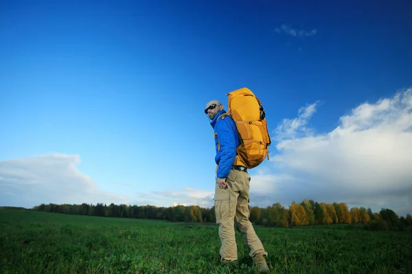 Hombre Brutal Con Mochila Turista Caminata Concepto Recreación Activa Tipo — Foto de Stock