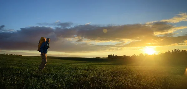 Brutální Muž Batohem Zeleném Trávníku Při Západu Slunce Výlet Koncept — Stock fotografie