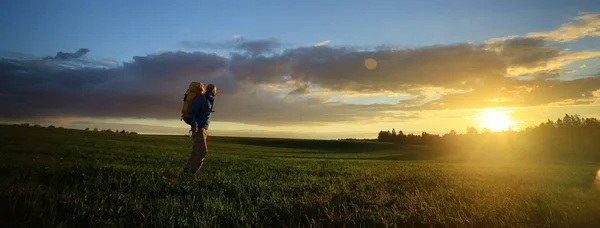 Brutální Muž Batoh Turistické Výlet Koncept Aktivní Rekreace Chlap Vybavením — Stock fotografie