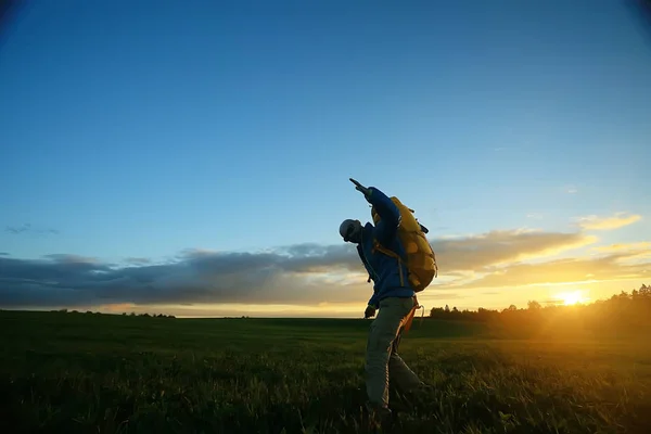 Homem Brutal Com Mochila Gramado Verde Pôr Sol Caminhada Conceito — Fotografia de Stock