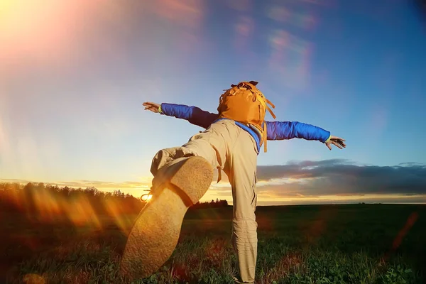 Brutal Man Backpack Green Lawn Sunset Hike Concept Active Recreation — Stock Photo, Image