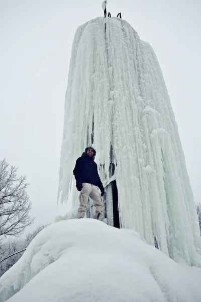 Turista Masculino Posando Perto Coluna Gelo Natureza Inverno — Fotografia de Stock