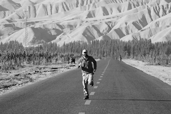Osamělý Muž Cestování Pustém Kaňonu Krajina Vysočiny — Stock fotografie