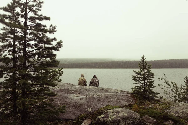 Hommes Reposant Sur Rive Lac Falaise Méditation Concept Détente Voyage — Photo