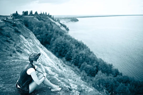 Portrait Jeune Femme Solitaire Belle Assise Bord Rivière — Photo