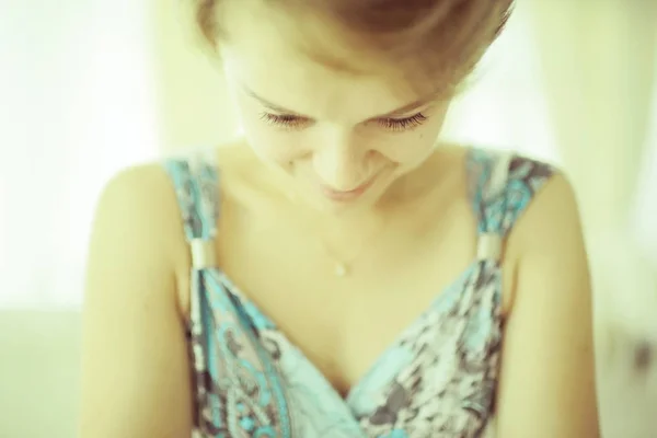 Portrait Jeune Belle Femme Aux Cheveux Courts Assis Dans Café — Photo