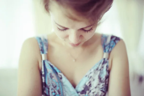 カフェに座っている短い髪の若い美しい女性の肖像画 — ストック写真