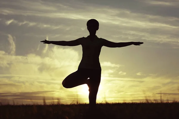 Silueta Mujer Joven Haciendo Yoga Césped Verano Atardecer —  Fotos de Stock