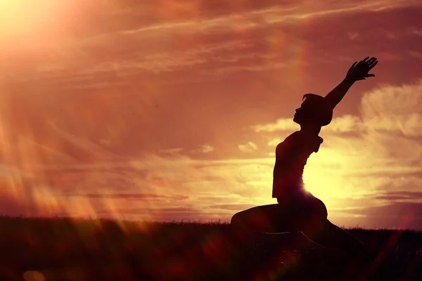 Silhouette Young Woman Doing Yoga Summer Lawn Sunset — Stock Photo, Image