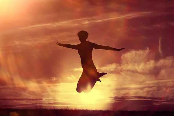 Silhouette Jeune Femme Sautant Plein Air Contre Ciel Couchant Concept — Photo