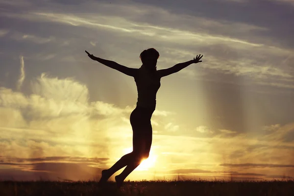 Silueta Mujer Joven Haciendo Yoga Césped Verano Atardecer — Foto de Stock