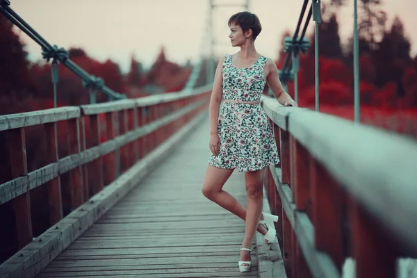 Porträt Einer Jungen Schönen Frau Kurzen Sommerkleid Auf Einer Holzbrücke — Stockfoto