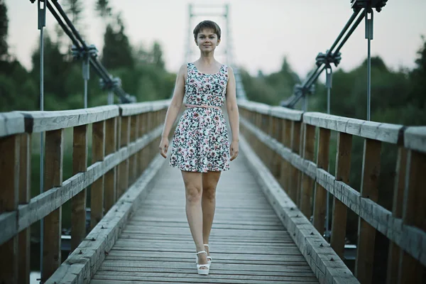Портрет Молодої Красивої Жінки Короткій Літній Сукні Дерев Яному Мосту — стокове фото