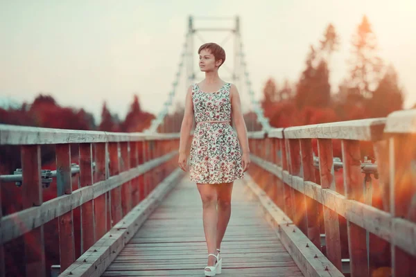 Donna che cammina su un ponte di legno — Foto Stock