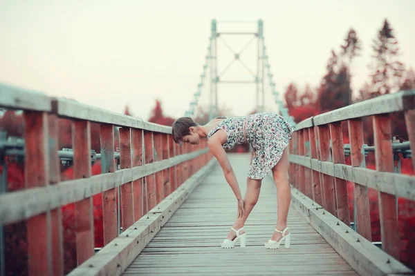 Porträt Einer Jungen Schönen Frau Kurzen Sommerkleid Auf Einer Holzbrücke — Stockfoto