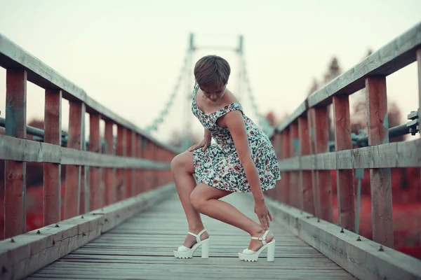 Porträt Einer Jungen Schönen Frau Kurzen Sommerkleid Auf Einer Holzbrücke — Stockfoto