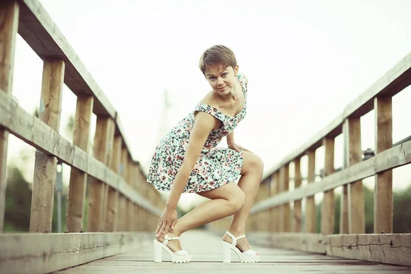 Портрет Молодої Красивої Жінки Короткій Літній Сукні Дерев Яному Мосту — стокове фото