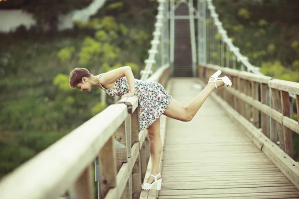 Porträt Einer Jungen Schönen Frau Kurzen Sommerkleid Auf Einer Holzbrücke — Stockfoto